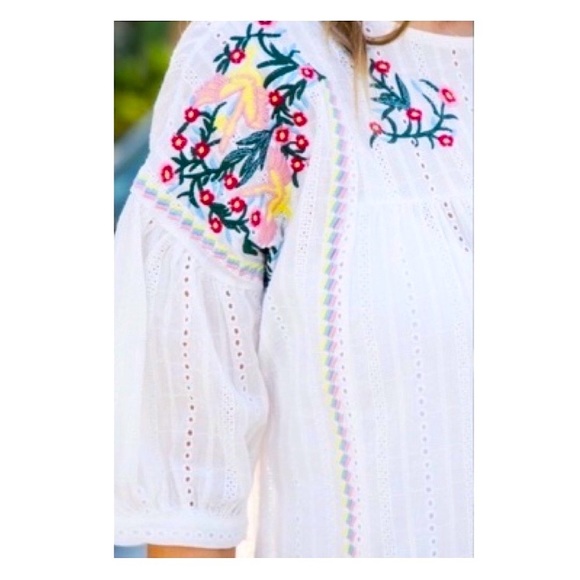 #140 ⭐️ClosetClearOut🍭 Embroidered Beautiful Playful Top - Picture 10 of 15